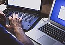 Person bei der Arbeit an einem Laptop als Symbolbild für Windows-Fehlersuche
