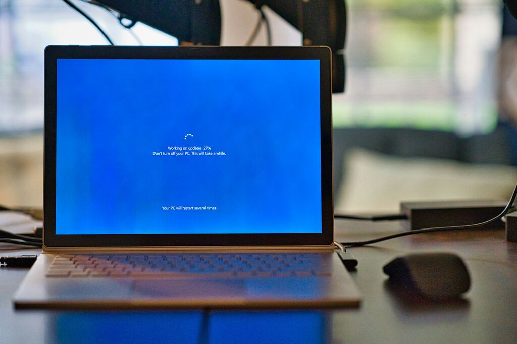 Computer während eines Betriebssystem-Updates als Symbolbild für Windows-11-Update-Probleme