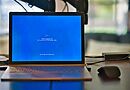Computer während eines Betriebssystem-Updates als Symbolbild für Windows-11-Update-Probleme