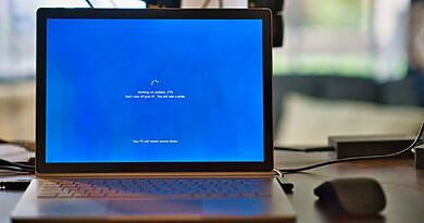 Computer während eines Betriebssystem-Updates als Symbolbild für Windows-11-Update-Probleme