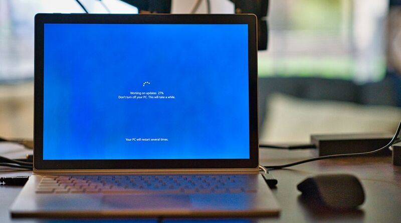 Computer während eines Betriebssystem-Updates als Symbolbild für Windows-11-Update-Probleme