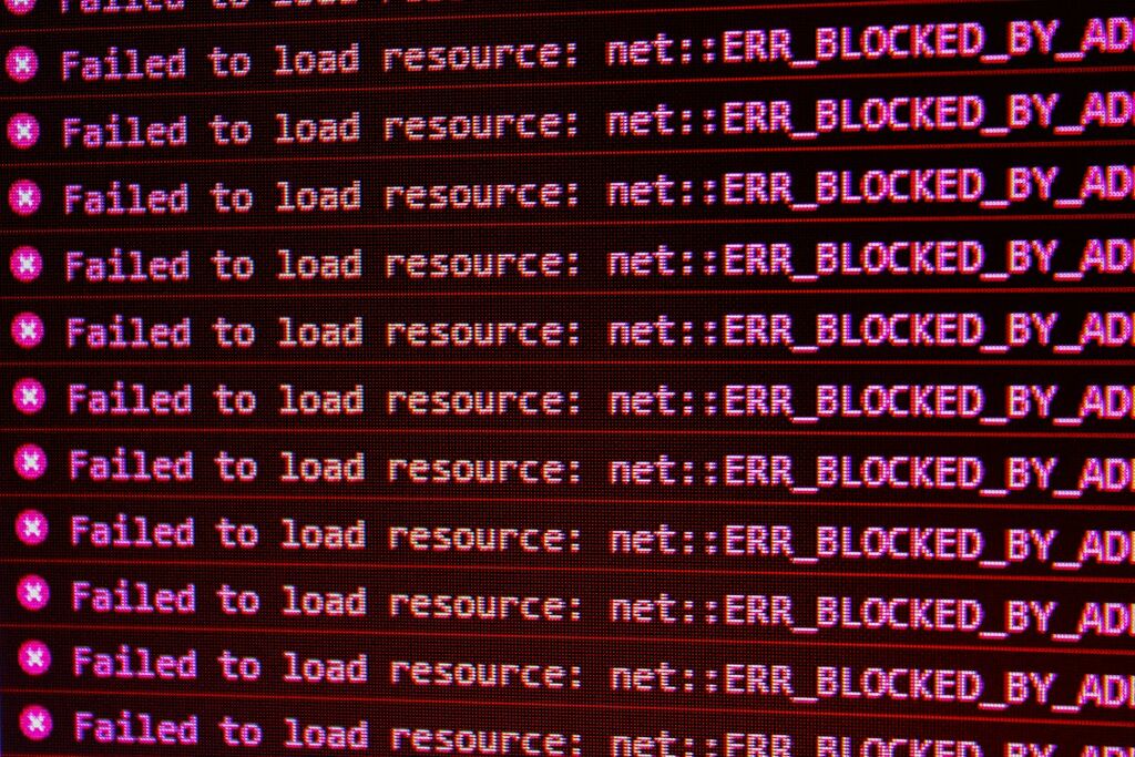 Fehlermeldungen auf einem Computerbildschirm als Symbolbild für Windows-Update-Fehler