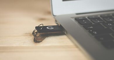 USB-Stick an einem Laptop als Symbol für ein Windows-Installationsmedium