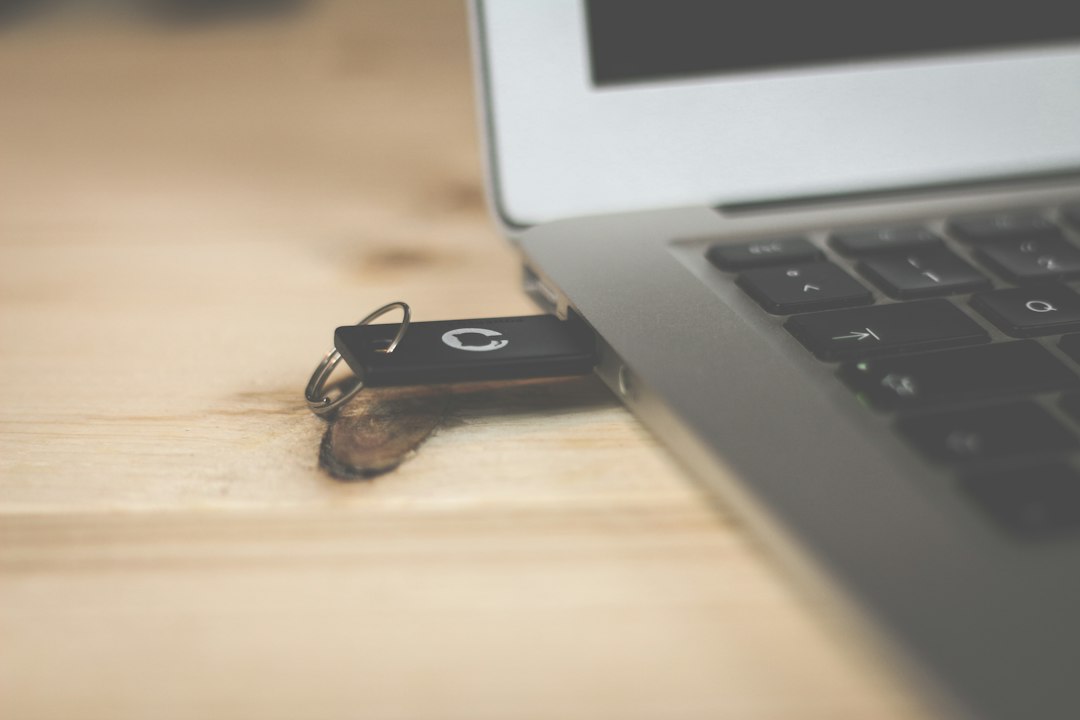 USB-Stick an einem Laptop als Symbol für ein Windows-Installationsmedium