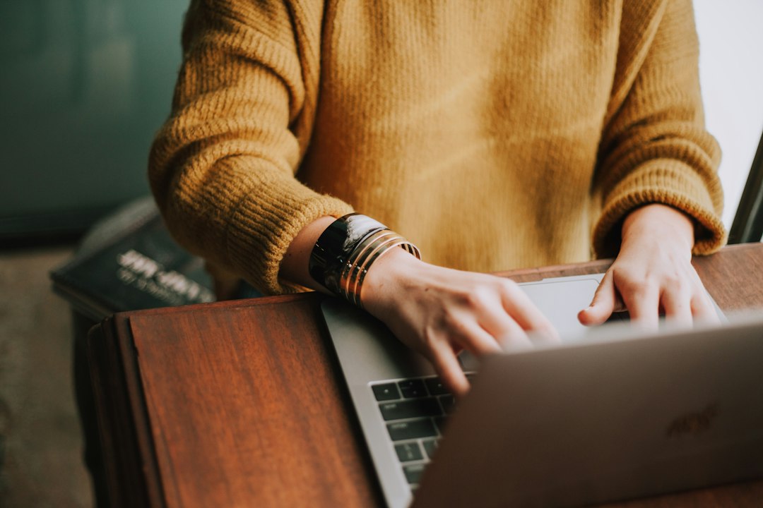 Person arbeitet an einem Laptop als Symbol für eine Windows-Reparaturinstallation