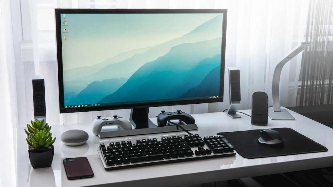 Computer mit Peripheriegeräten als Symbolbild für Upgrade-Konflikte