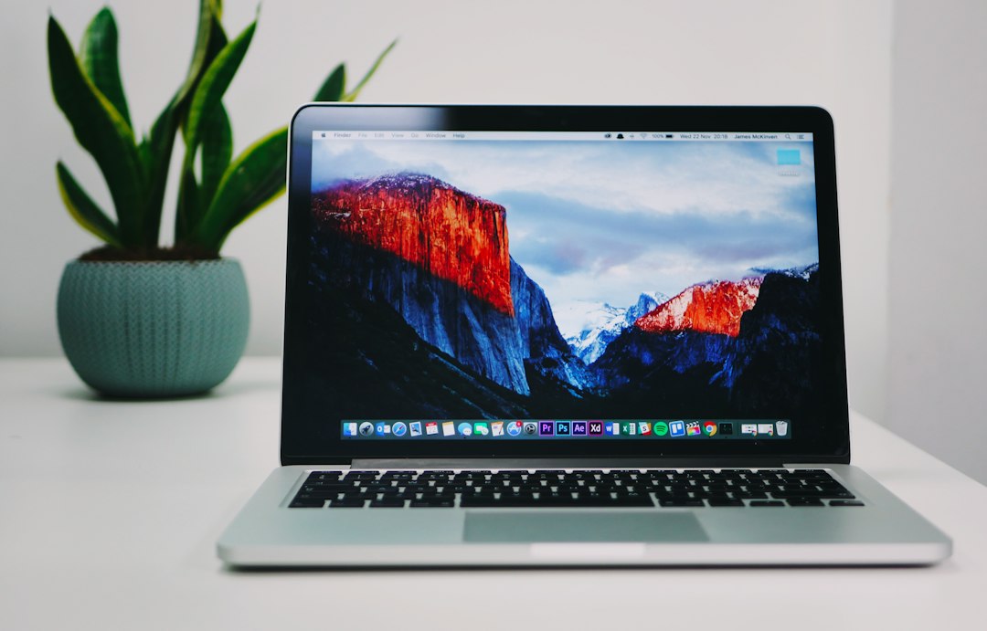 Laptop als Symbol für die gezielte Prüfung von Firmware und Treibern