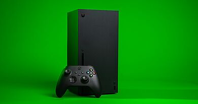 Xbox-Konsole mit Controller als Symbol für Microsofts Xbox-Umbau
