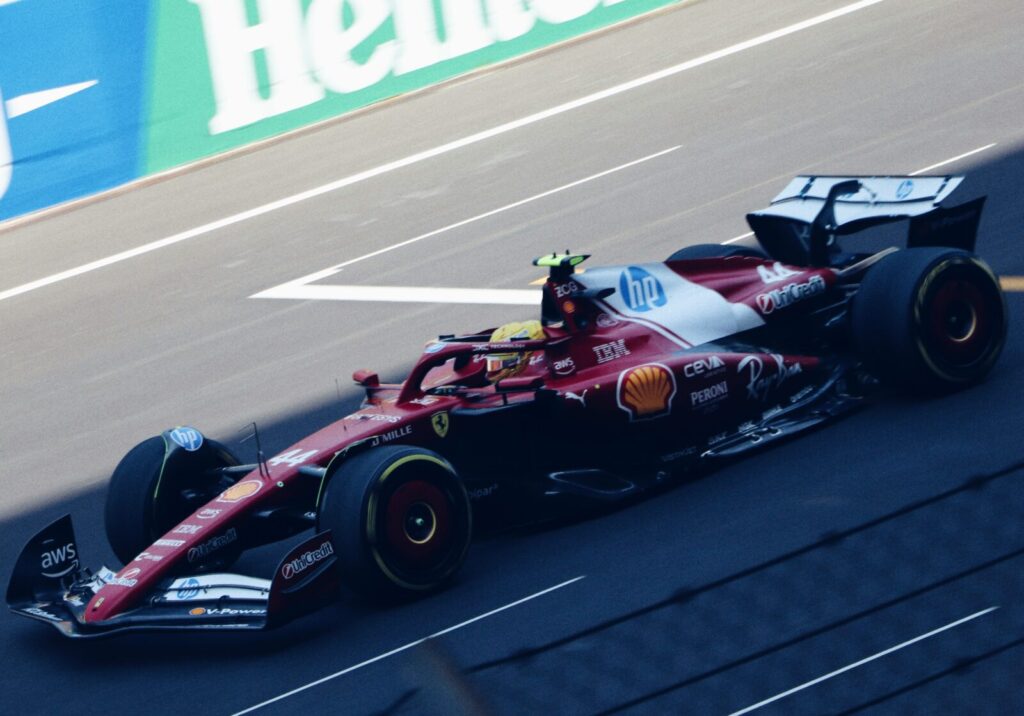 Formel-1-Rennwagen auf einer Strecke als Symbolbild zur Motorsport-Übertragung in Dolby Atmos