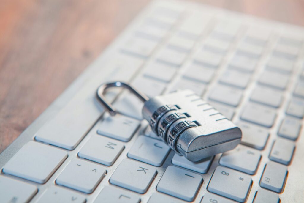 Vorhängeschloss auf einer Computertastatur als Symbol für den Schutz vor unverschlüsselten HTTP-Verbindungen