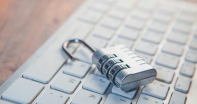 Vorhängeschloss auf einer Computertastatur als Symbol für den Schutz vor unverschlüsselten HTTP-Verbindungen