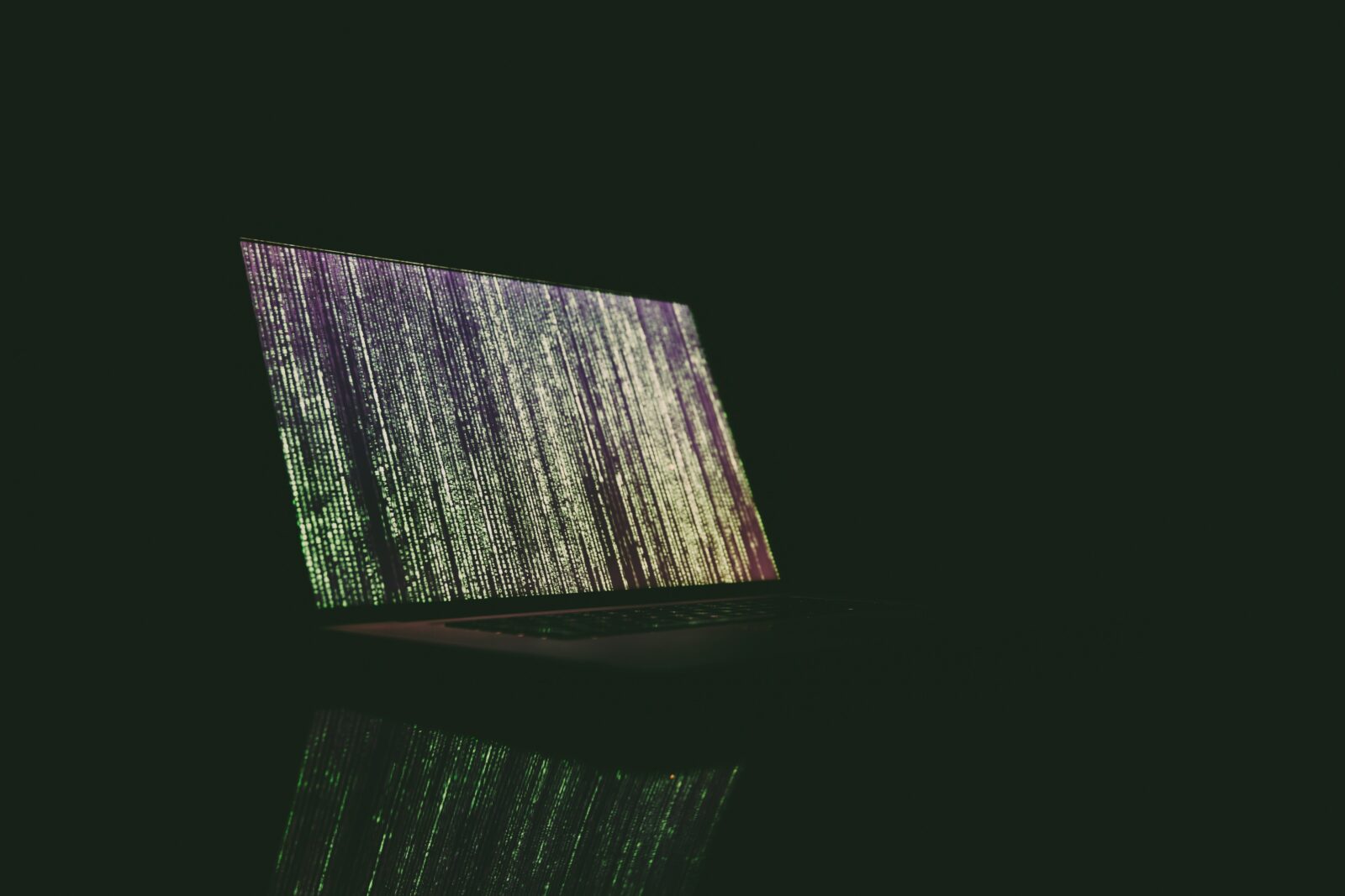 Laptop mit Sicherheitssymbolen, Symbolbild für .NET-Updates