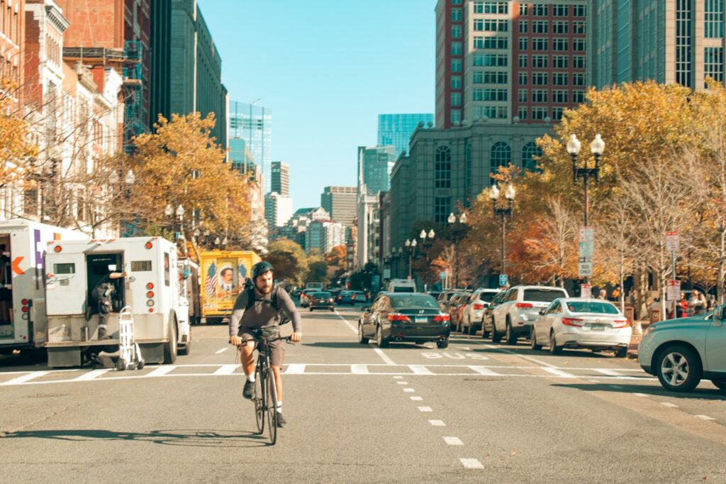Radfahrer im Stadtverkehr – Symbolbild für Fahrradnavigation