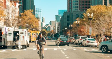 Radfahrer im Stadtverkehr – Symbolbild für Fahrradnavigation
