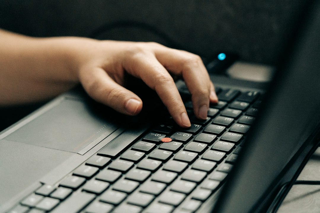 Person arbeitet an einem Laptop – Symbolbild für Exchange- und Microsoft-365-Synchronisationsprobleme am Computer