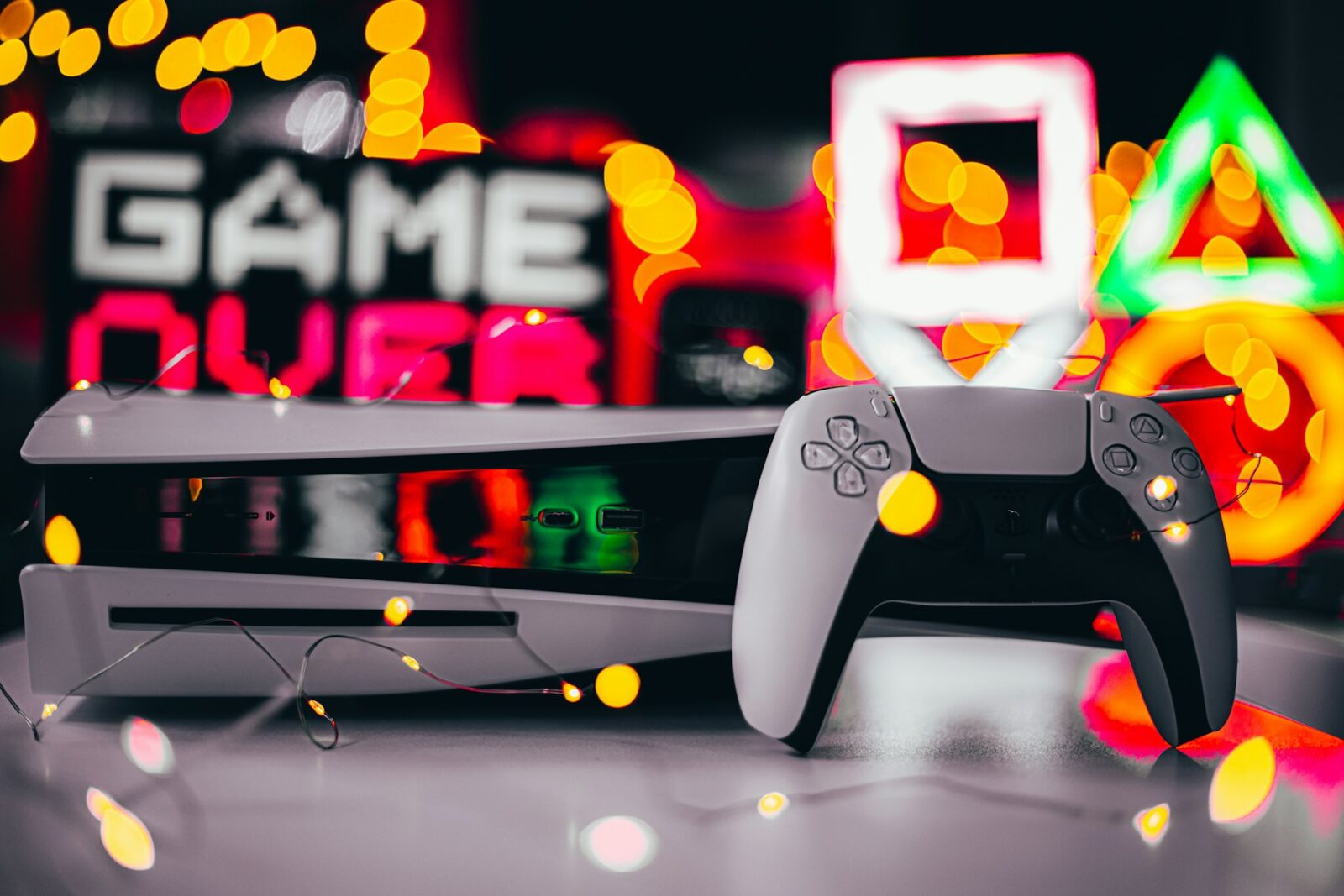 Gamecontroller vor neutralem Hintergrund, Symbolbild für PC-Spiele