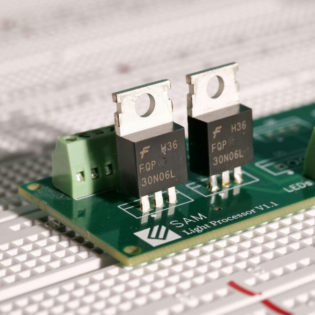 Nahaufnahme einer elektronischen Platine mit Prozessor