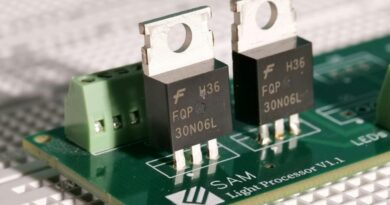 Nahaufnahme einer elektronischen Platine mit Prozessor
