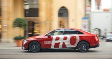 Mercedes-Benz Fahrassistenz in einer offiziellen Produktaufnahme
