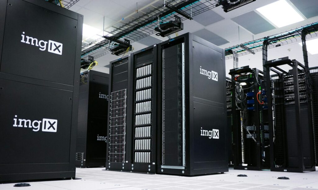 IT-Serverracks mit Netzwerkanschlüssen