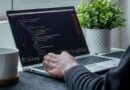 Programmierer arbeitet an einem Laptop, Symbolbild für Cloud-Repositories
