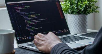 Programmierer arbeitet an einem Laptop, Symbolbild für Cloud-Repositories