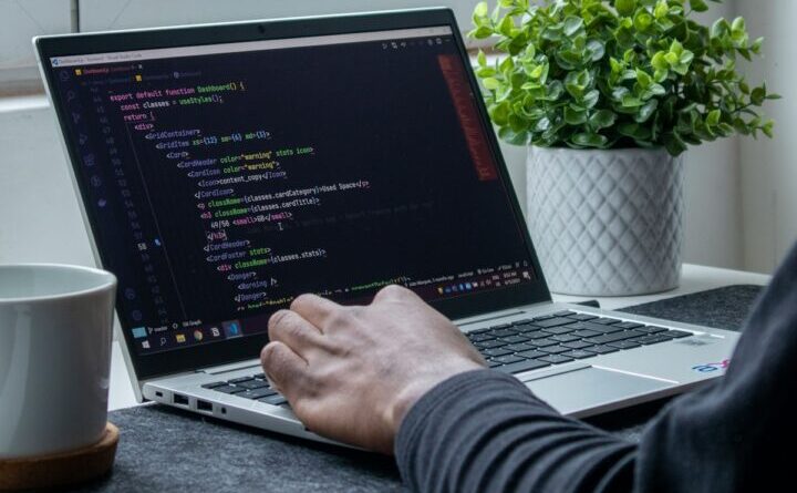 Programmierer arbeitet an einem Laptop, Symbolbild für Cloud-Repositories