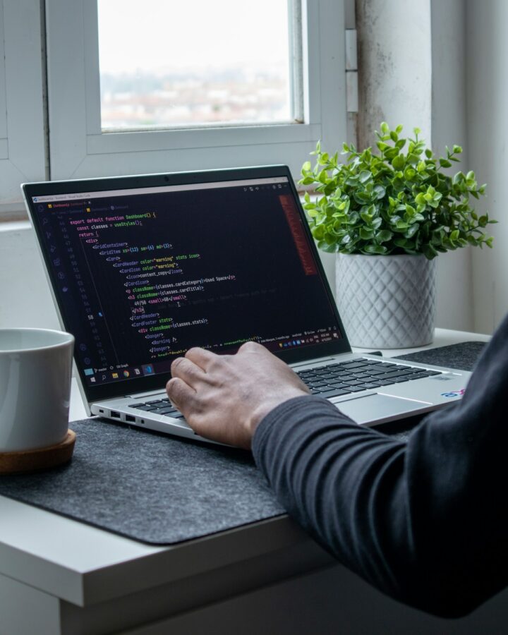 Programmierer arbeitet an einem Laptop, Symbolbild für Cloud-Repositories