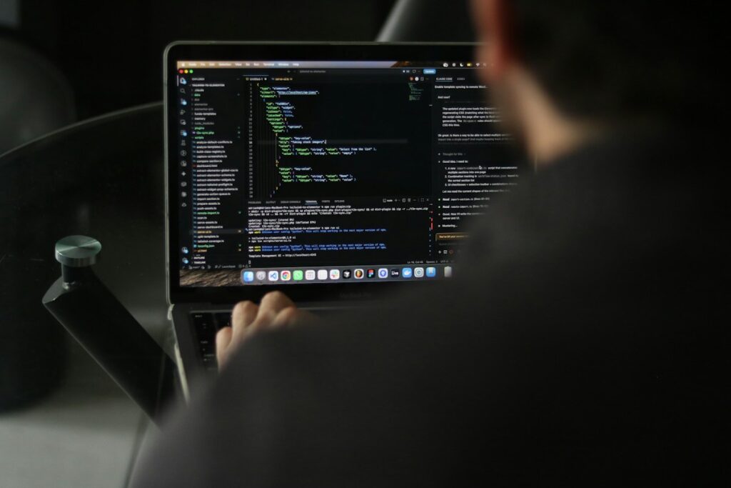 Entwicklerin arbeitet am Laptop, Symbolbild für Softwareteams
