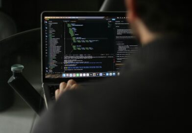Entwicklerin arbeitet am Laptop, Symbolbild für Softwareteams