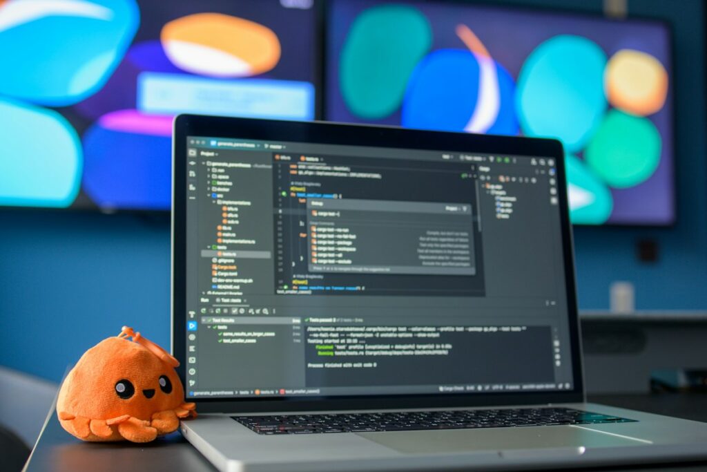 Laptop mit Codeeditor, Symbolbild für GitHub-Kontenverwaltung