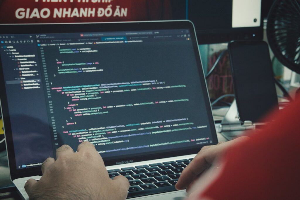 Programmierer vor Laptop, Symbolbild für Repository-Statistiken