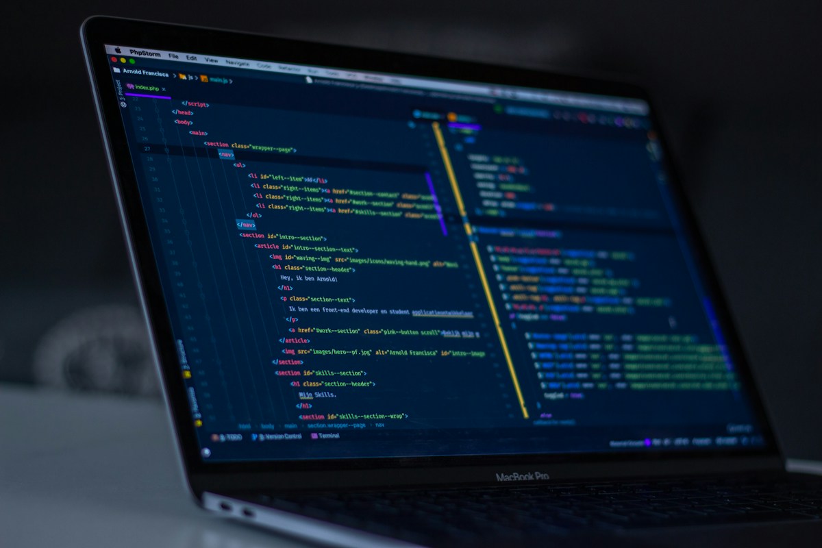 Laptop mit Programmcode, Symbolbild für GitHub-Datenanalyse