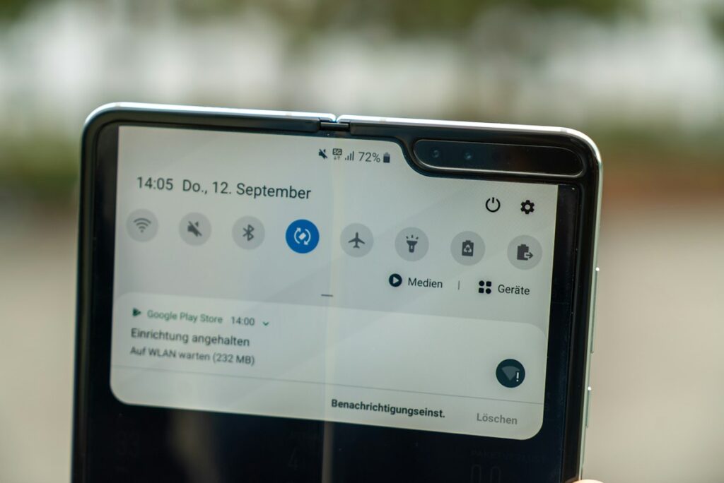 Faltbares Smartphone älterer Generation, nicht das aktuelle Samsung Galaxy Z Fold8