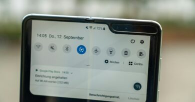 Faltbares Smartphone älterer Generation, nicht das aktuelle Samsung Galaxy Z Fold8