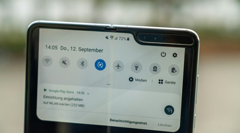 Faltbares Smartphone älterer Generation, nicht das aktuelle Samsung Galaxy Z Fold8
