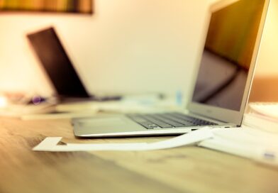 Laptop auf Holzoberfläche als Symbol für Outlook-Fehler und E-Mail-Probleme