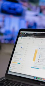 Laptop mit geöffnetem digitalen Kalender und Terminen