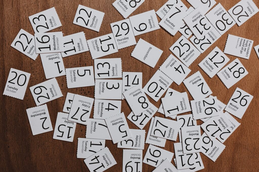 Papierkalender auf einem Schreibtisch als Gegencheck für Feiertage