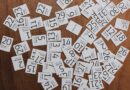 Papierkalender auf einem Schreibtisch als Gegencheck für Feiertage