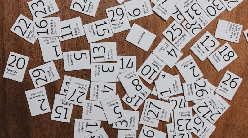 Papierkalender auf einem Schreibtisch als Gegencheck für Feiertage