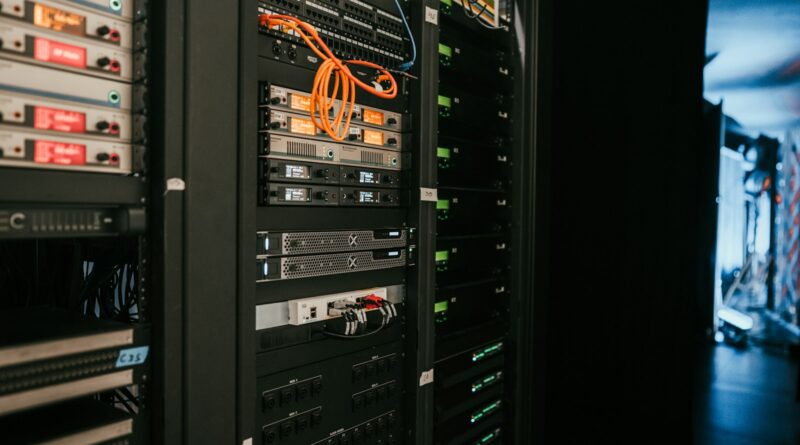 Server-Rack im Rechenzentrum – PHP-Sicherheitslücke PHP2Shell betrifft viele Hosting-Systeme