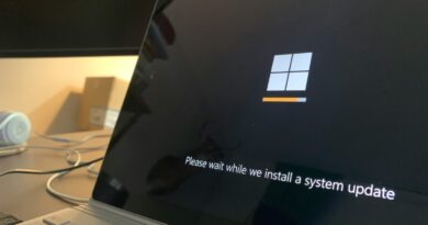 Windows 11 Insider: Neue Test-Builds bringen Smartphone-Steuerung in die Schnelleinstellungen Laptop mit Windows-Update-Anzeige als Symbolbild für die neuen Windows-11-Insider-Builds