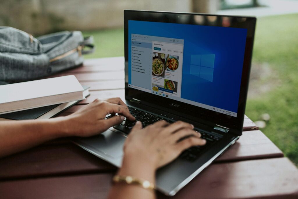 Person arbeitet an einem Laptop als Symbolbild für die neuen Windows-11-Testfunktionen