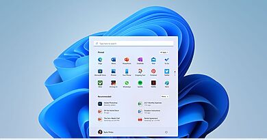Windows-11-Desktop mit geöffnetem Startmenü