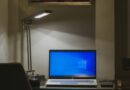 Geöffneter Windows-Laptop auf einem Schreibtisch mit weiteren Geräten