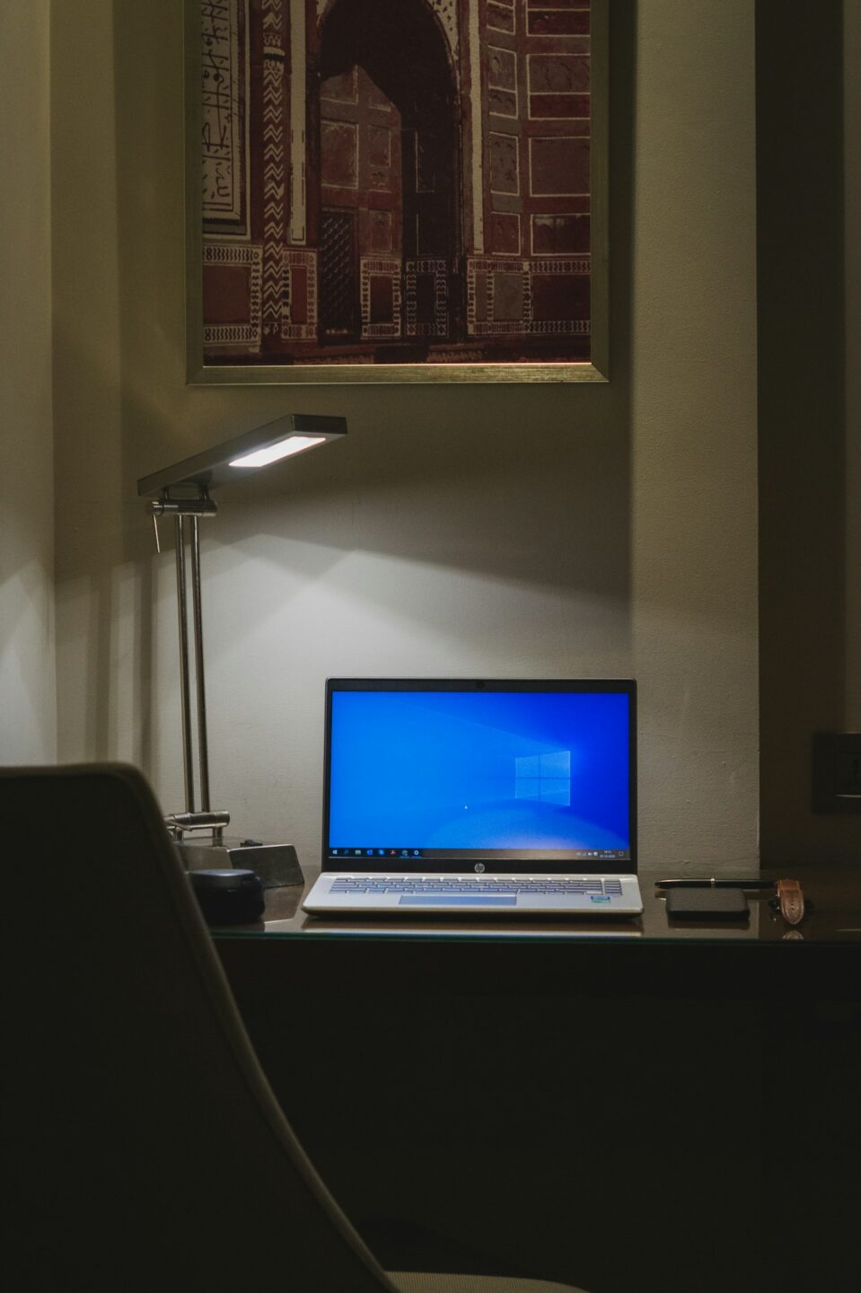 Laptop am Arbeitsplatz als Symbolfoto für zentral verwaltete Browser