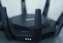 WLAN-Gastnetz richtig einrichten: So bleiben private Geräte geschützt Nahaufnahme eines schwarzen WLAN-Routers mit mehreren Antennen und leuchtenden Statusanzeigen